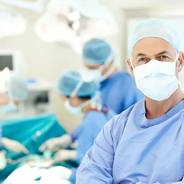 Equipo de profesionales de la salud con ambo y gorro quirúrgico