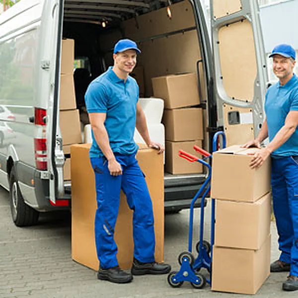 Repartidores descargando cajas de una camioneta