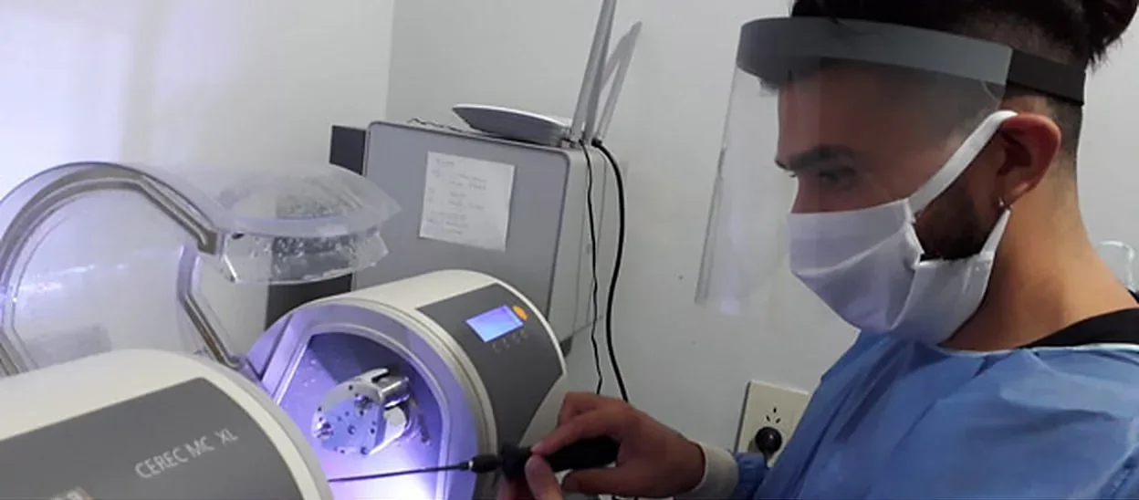 Técnico de Biodental trabajando sobre una fresadora CEREC MC XL