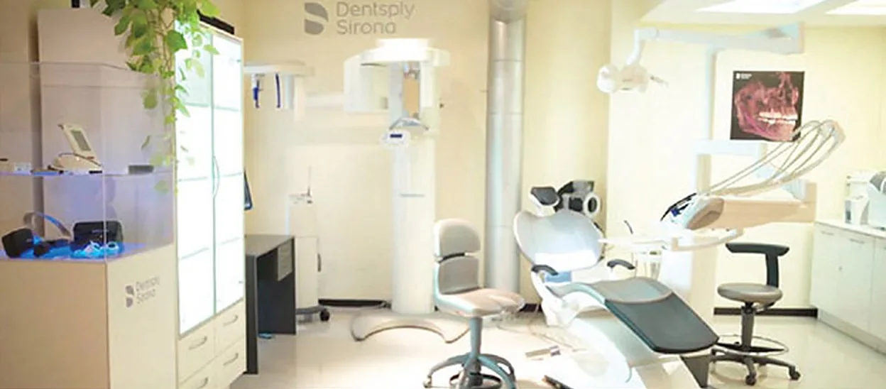 Showroom de Biodental con unidad odontológica, tomógrafo y vitrinas de equipos